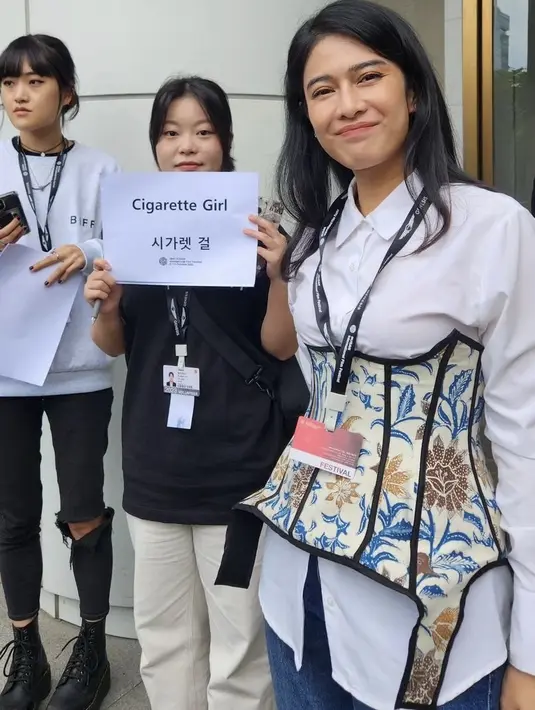 Kali ini penampilan Dian pun terlihat kasual namun tetap mengenakan ciri khas Indonesia. Ia tampil dengan atasan kemeja putih dipadukan korset motif batik serta celana denimnya. [@hagaipakan]