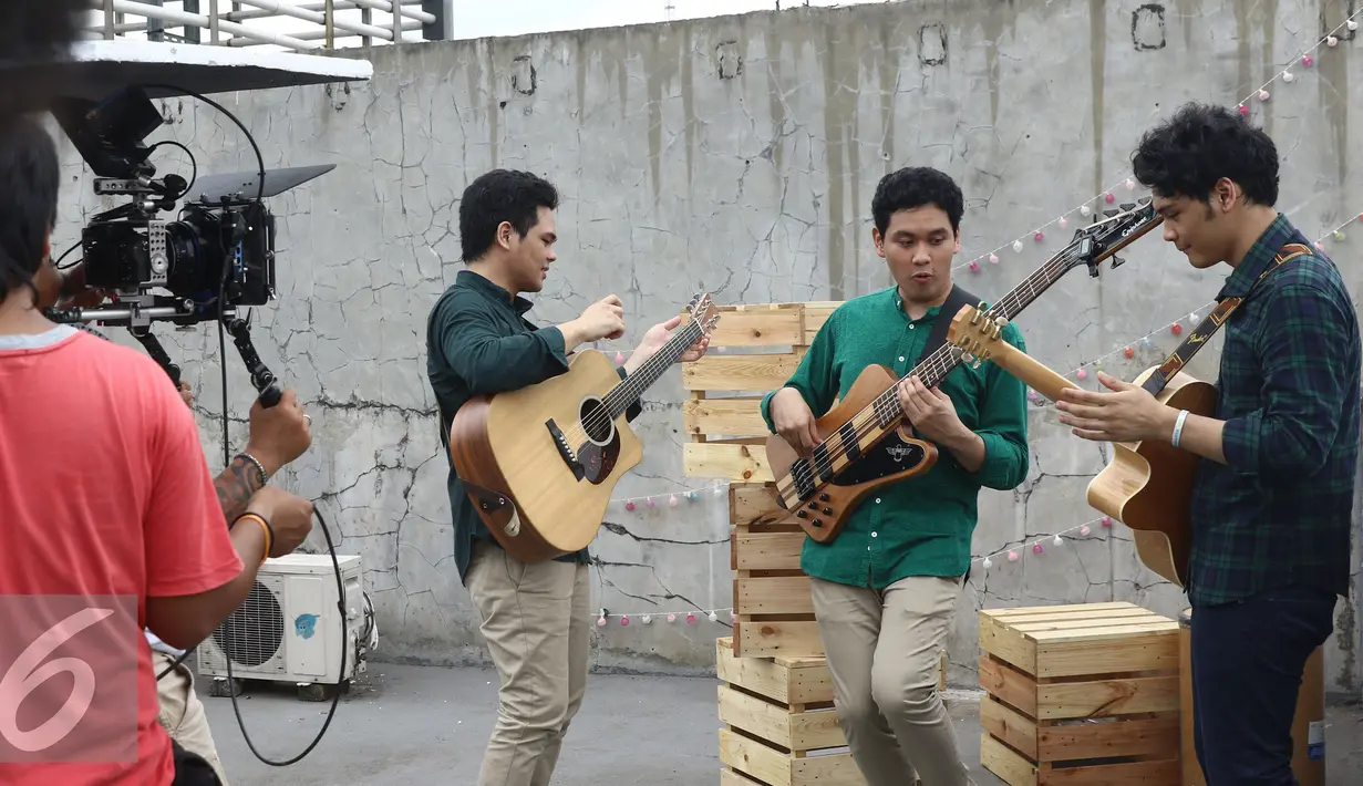 Aksi Grup Band The Overtunes saat pembuatan video klip soundtrack 'Cek Toko Sebelah' di kawasan Cempaka Putih, Jakarta, Selasa (29/11). The Overtunes dan Grup Vocal GAC berkolaborasi dalam pembuatan video tersebut. (Liputan6.com/Herman Zakharia)
