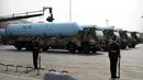 Kendaraan militer membawa rudal balistik JL-2 dalam parade HUT ke-70 RRC di Beijing, China, Selasa (1/10/2019). JL-2 adalah rudal balistik berbasis kapal selam bertenaga nuklir. (AP Photo/Mark Schiefelbein)