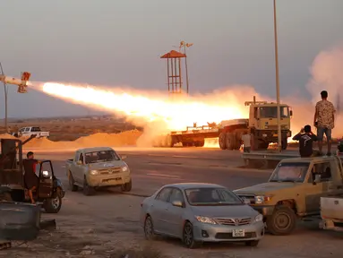 Pasukan Libya menembakan roket saat bertempur dengan kelompok ISIS di Sirte, Libya, (4/8). Pasukan Libya yang bersekutu dengan PBB kembali bertempur dengan melancarkan serangan roket ntuk merebut kembali kota Sirte. (REUTERS/Goran Tomasevic) 