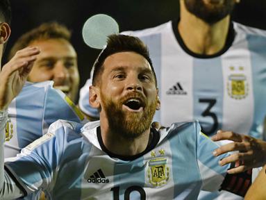 Bintang Argentina, Lionel Messi, merayakan keberhasilan lolos ke Piala Dunia 2018 usai mengalahkan Ekuador di Stadion Olimpico Atahualpa, Quito, Selasa (10/10/2017). Sempat tertinggal, Argentina akhirnya menang 3-1 atas Ekuador. (AFP/Juan Ruiz)