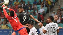 Kiper Meksiko, Alfredo Talavera, menghalau bola serangan pemain Jerman pada laga perdana Grup C Olimpiade Rio 2016 di Arena Fonte Nova, Jumat (5/8/2016) dini hari WIB. (AFP/Nelson Almeida)