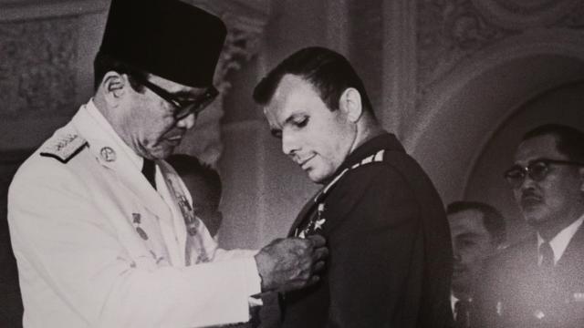 Pemberian Bintang Mahaputera Adipradana dilakukan di Jakarta, tepatnya di Taman Mataram dimana juga terdapat patung Yuri Gagarin (Kedubes Rusia)