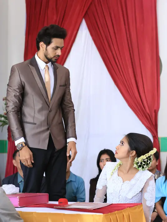 Sungguh beruntung seorang Rini Yulianti yang mendapat cinta Shakti yang kisah cintanya pun berujung di pelaminan. Tak sungguhan, adegan keduanya hanya untuk keperluan syuting FTV. (Adrian Putra/Bintang.com)