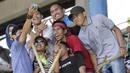 Suporter Universitas Negeri Makassar (UNM) melakukan swafoto saat menonton laga Torabika Campus Cup 2017 di Stadion UNM, Makassar, Kamis, (19/10/2017). UNM berhasil menjadi juara ke tiga pada ajang tersebut. (Bola.com/M Iqbal Ichsan)