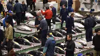 Orang-orang menghadiri tradisi lelang Tahun Baru di Pasar ikan Toyosu, Tokyo, Minggu (5/1/2020). Lelang ikan ini adalah kegiatan rutin usai Tahun Baru yang biasanya diadakan menjelang fajar di pasar ikan Toyosu. (Kazuhiro NOGI / AFP)