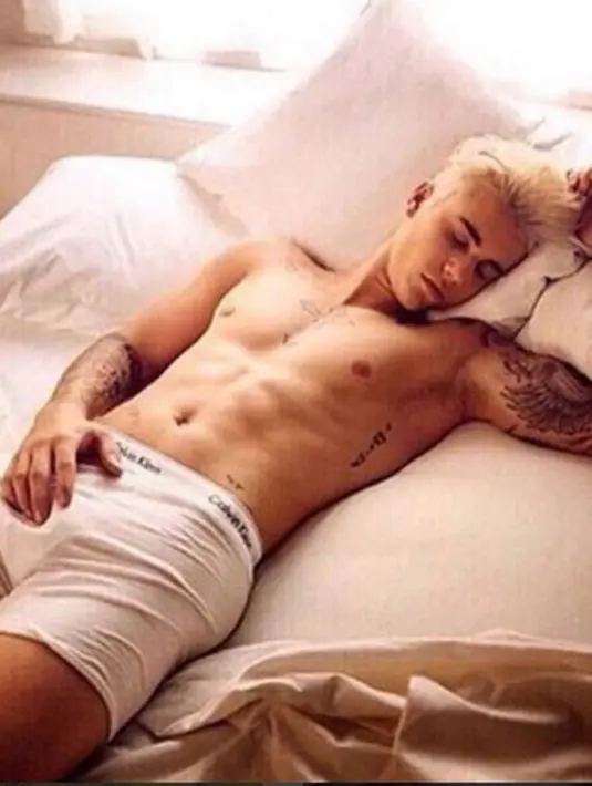 Penyanyi asal Kanada, Justin Bieber memiliki tubuh yang proporsional sebagai seorang laki-laki. Tak hanya itu, Justin Bieber kerap berpose memamerkan perut kotak-kotaknya hanya dengan memakai celana. (via instagram/@justinbieber)