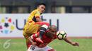 Gelandang Persija, Bruno Da Silva Lopes berebut bola dengan pemain Mitra Kukar di lanjutan Liga 1 Indonesia di Stadion Patriot Candrabhaga, Bekasi, Minggu (14/5). Laga kedua tim berakhir imbang 1-1. (Liputan6.com/Helmi Fithriansyah)