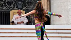 Paus Francis menyaksikan atraksi seorang wanita dari tim Sirkus Rony Roller saat memimpin acara mingguan di Saint Petrus di Vatikan, Rabu (22/2). Paus Francis mendapat hiburan dari seniman dan pemain Sirkus. (AFP Photo / Alberto Pizzoli)