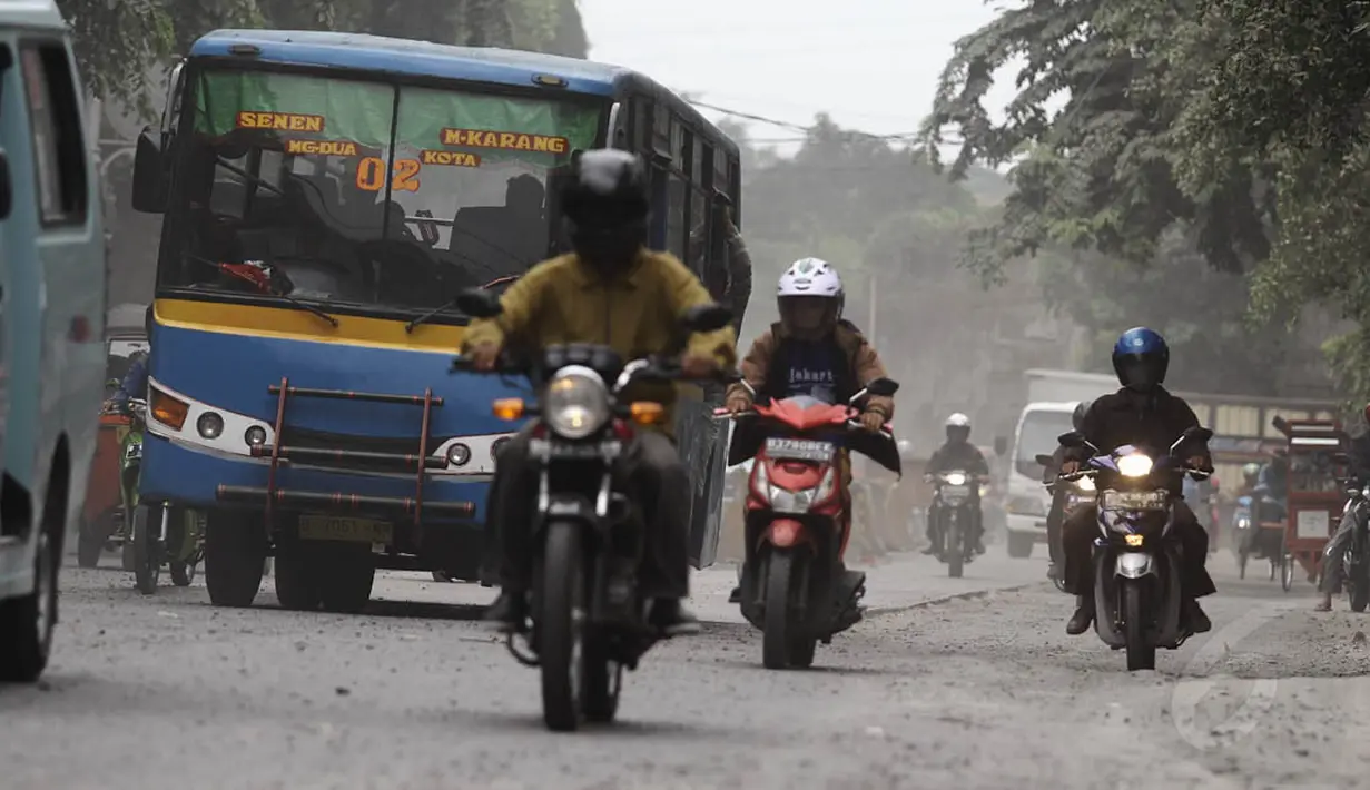 Debu tersebut berasal dari proyek perbaikan jalan di Jalan Kemukus, Tamansari, Jakarta Barat, Senin (24/11/2014). (Liputan6.com/Faizal Fanani)