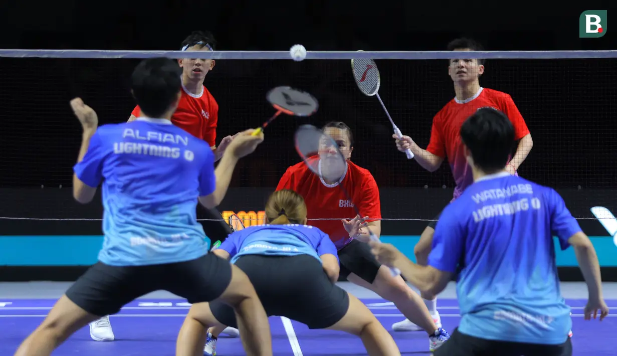Tim Rockets (merah) berusaha mengembalikan kok ke arah tim Lightning dalam laga pertama 3v3 Badminton XL 2025 di Istora Senayan, Jakarta, Sabtu (04/10/2025). (Bola.com/Bagaskara Lazuardi)