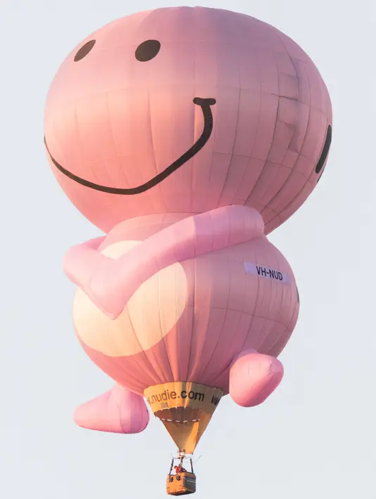 Sebuah balon udara terlihat mengudara di langit Canberra selama festival tahunan Canberra Balloon Spectacular di Australia, Kamis (12/3/2020). Festival yang berlangsung selama sembilan hari ini menghadirkan lebih dari 30 balon udara dari seluruh dunia. (Xinhua/Liu Changchang)