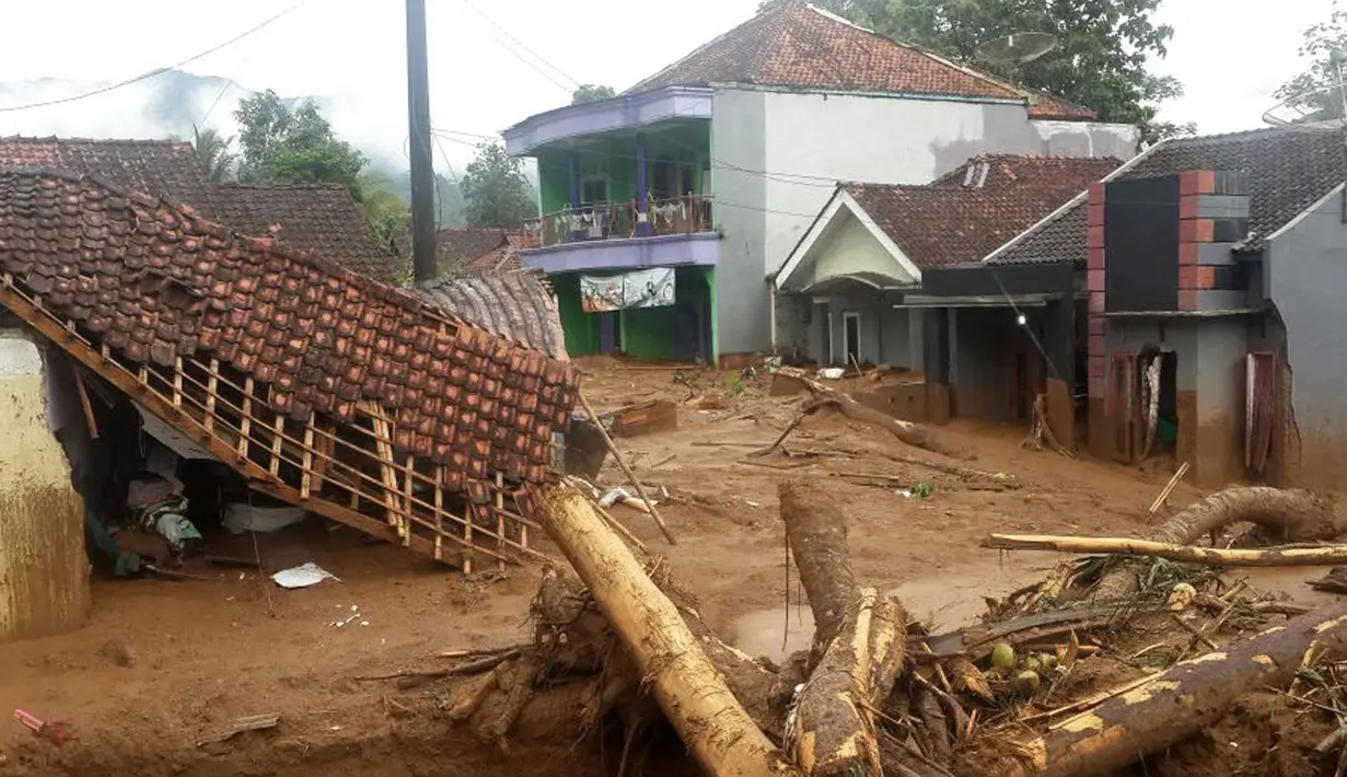 Situasi pemukiman warga yang terkena banjir material longsor di Desa Pasirpanjang, Salem, Brebes, Jawa Tengah, Jumat (23/2). Puluhan rumah hancur dan penuh lumpur akibat terkena material longsor bukit Gunung Lio. (AP Photo)