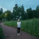 Silent walking memiliki kemiripan dengan mindful walking atau meditasi berjalan yang diketahui dapat membantu meredakan stres dan mengurangi kecemasan. (Foto/dok: Pexels/Anastasia Shuraeva)