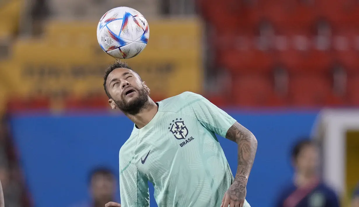Penyerang Brasil Neymar berlatih saat sesi latihan jelang melawan Korea Selatan pada babak 16 besar Piala Dunia 2022, di stadion Grand Hamad di Doha, Qatar, Minggu (4/12/2022). Neymar bahkan beberapa kali menunjukkan skill-nya di depan kamera.  (AP Photo/Andre Penner)