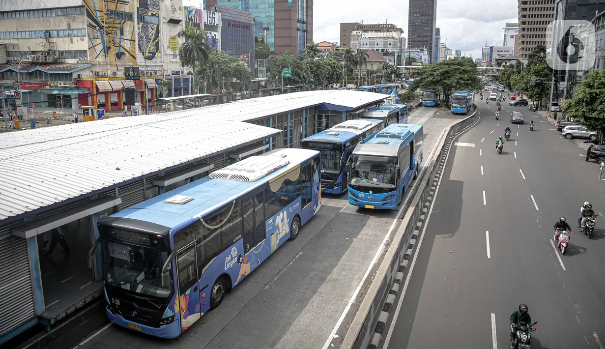 Antrean bus Transjakarta di Halte Harmoni, Jakarta, Senin (10/1/2022). Selama PPKM Level 2, jam operasional bus Transjakarta dimulai pukul 05.00-21.30 WIB dan untuk layanan angkutan malam hari mulai pukul 21.31-22.30 WIB. (Liputan6.com/Faizal Fanani)