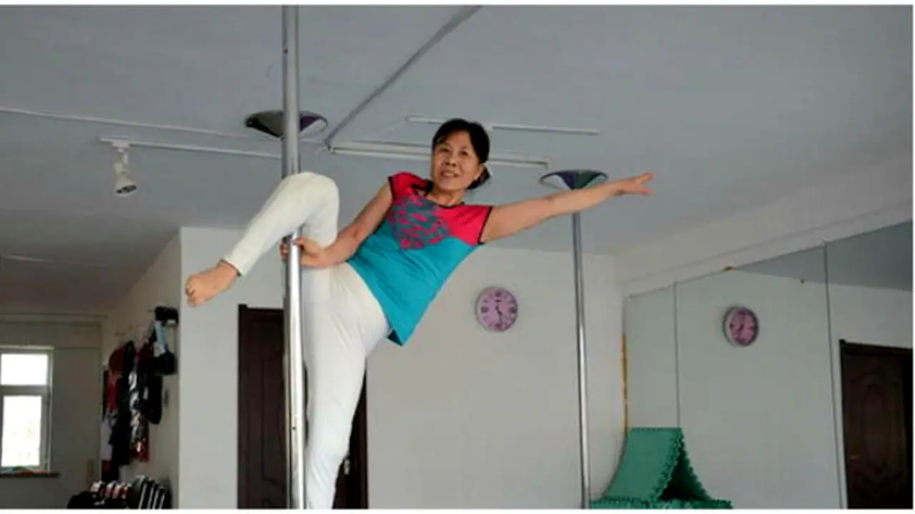 Nenek 65 Tahun Kian Lincah Jadi Seorang Pole Dancer!