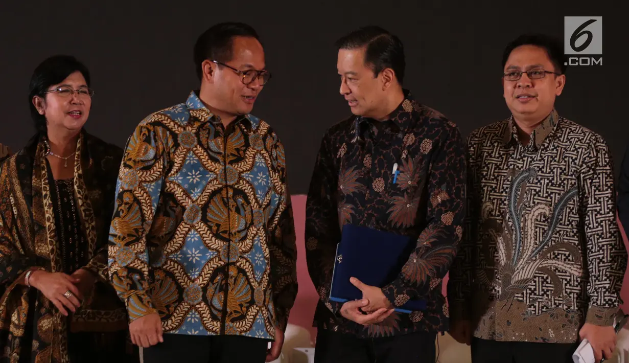 Kepala BKPM Thomas T Lembong, Anggota Dewan Komisioner LPS  Destry Damayanti, Dirut Bank Mandiri Kartika Wirjoatmodjo, Direktur Eksekutif Indikator Burhanuddin Muhtadi usai membuka Market Outlook 2019 di Jakarta, Rabu (5/12). (Liputan6.com/Angga Yuniar)