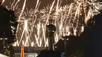 Patung Presiden RI Pertama, Sukarno berlatar cahaya kembang api saat pembukaan Asian Games ke-18 di Stadion GBK, Jakarta, Sabtu (18/8). Pembukaan dihadiri Presiden RI, Joko Widodo dan berlangsung hingga 2 September. (Liputan6.com/Helmi Fithriansyah)