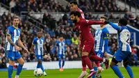 Pemain Liverpool Mohamed Salah (tengah) gagal mencetak gol ke gawang Brighton and Hove Albion pada pertandingan sepak bola putaran keempat Piala FA di Stadion Falmer, Brighton, Inggris, 29 Januari 2023. Liverpool kalah 1-2 dan harus tersingkir dari Piala FA. (AP Photo/Alastair Grant)