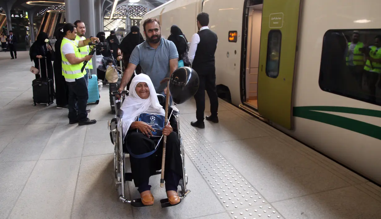 Para penumpang berjalan di peron ketika kereta api kecepatan tinggi Haramain resmi beroperasi di stasiun kereta Makkah, Kamis (11/10). Kereta akan berhenti di beberapa titik termasuk Jeddah dan Kota Ekonomi King Abdullah (KAEC). (BANDAR ALDANDANI/AFP)