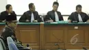 Mantan Sekjen Kementerian ESDM Waryono Karno menjalani sidang pembacaan putusan sela di pengadilan Tipikor, Jakarta, Senin (25/5/2015). Dalam sidang tersebut, majelis hakim menolak keberatan atau eksepsi Waryono Karno. (Liputan6.com/Helmi Afandi)