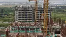 Pekerja beraktivitas di kawasan proyek pembangunan Apartemen Meikarta di Cikarang, Kabupaten Bekasi, Jawa Barat, Jumat (12/4). Sejak diluncurkan 17 Agustus 2017 lalu Meikarta secara cepat melakukan pembangunan dan kini sudah ada 28 tower yang sudah dibangun secara serentak (Liputan6.com/Johan Tallo)