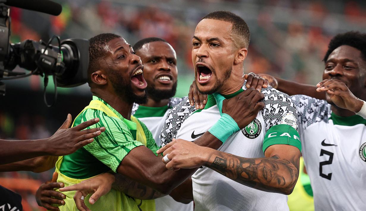 Kapten Timnas Nigeria, William Troost-Ekong yang kini tengah menjalani musim pertama bersama klub Yunani, PAOK Salonika telah mencetak 1 gol dalam 3 laga di fase Grup A Piala Afrika 2023. Satu gol tersebut dicetaknya saat Nigeria menang 1-0 atas Pantai Gading pada laga kedua (18/1/2024). (AFP/Franck Fife)