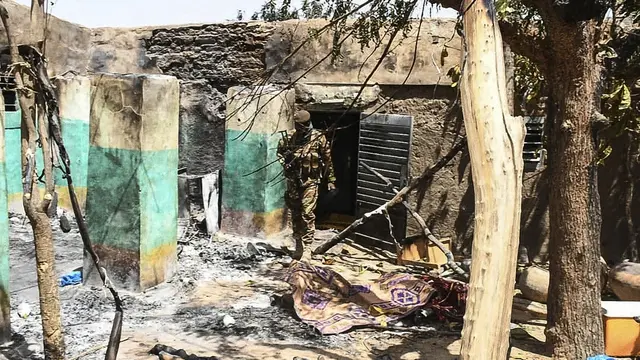 Tentara Mali di reruntuhan bangunan usai konflik komunal berujung pembantaian etnis di Ogossagou, Kota Moptu, Mali. (AFP PHOTO)