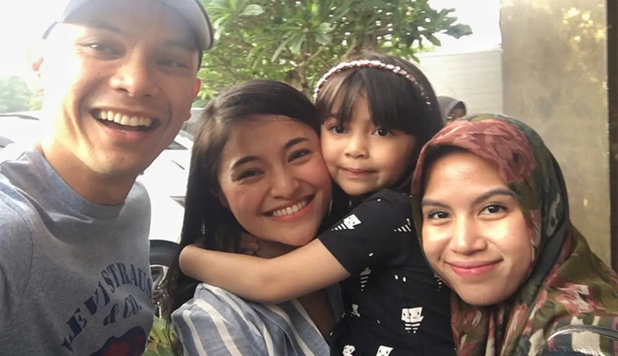 Potret kompak demi buah hati juga terlihat Marshanda dan Ben Kasyafani. Demi buah hatinya Marshanda akrab dengan mantan suaminya serta istri barunya yang merawat membantu ikut merawat putrinya, Sienna. (Instagram/benkasyafani)