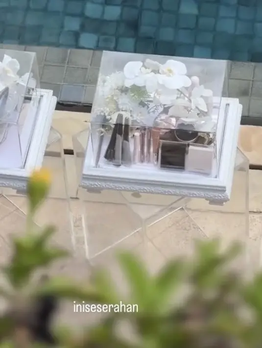 Seperti seserahan pada umumnya, BCL juga diberikan seperangkat alat makeup yang didominasi warna rose gold yang tampak cantik. [@iniseserahan]