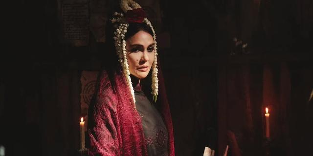 6 Pose Luna Maya Pakai Kerudung Warna-Warni di Lokasi Syuting, Menjelma Suzzanna Sang Ratu Horor