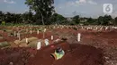 Petugas Suku Dinas Pertamanan dan Pemakaman mengali makam di TPU Pondok Rangon, Jakarta, Rabu (17/6/2020).  Meski  Fase pertama PSBB transisi di Ibukota diberlakukan pertambahan pasien terus meningkat sampai hari ini. (Liputan6.com/Johan Tallo)