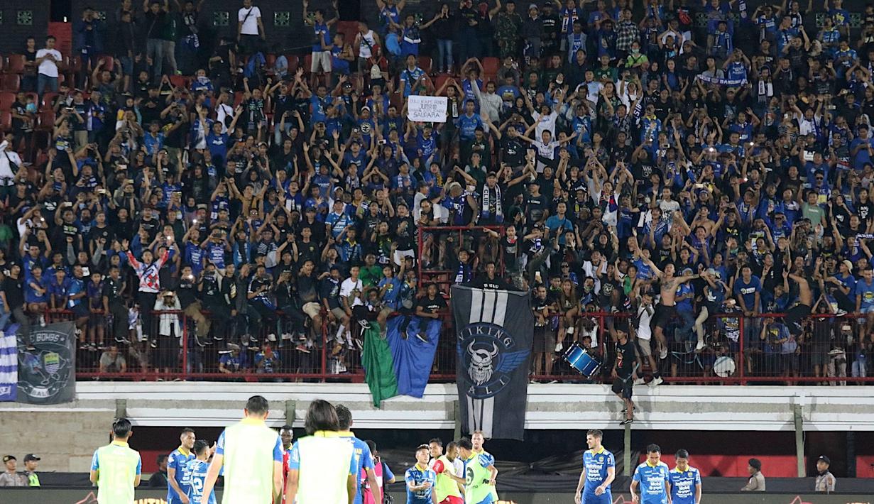 Suporter Persib Bandung, Bobotoh, memberikan apresiasi usai mengalahkan Persebaya Surabaya pada laga Liga 1 Indonesia di Stadion I Wayan Dipta, Bali, Jumat (18/10). Persib menang 4-1 atas Persebaya. (Bola.com/Aditya Wany)