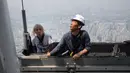 Urban climber atau pemanjat gedung, Alain Robert diamankan petugas saat memanjat Menara Lotte World di Seoul, Korea Selatan (6/6). (AFP/Ed Jones)