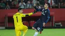 Ekspresi James Rodriguez setelah mencetak gol kedua ke gawang Sevilla dalam laga La Liga Spanyol di Stadion Ramon Sanchez Pizjuan, Sevilla, Senin (9/11/2015) dini hari WIB. (AFP Photo/Cristina Quicler)