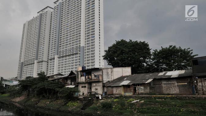 Apartemen baru menjulang tinggi dengan pemandangan rumah semipermanen di Jakarta, Selasa (16/4). Data Colliers International mencatat pada kuartal I-2019 tambahan pasokan apartemen sebanyak 1.847 unit. Sehingga total apartemen di Jakarta saat ini sebanyak 203.664 unit. (merdeka.com/Iqbal S. Nugroho)