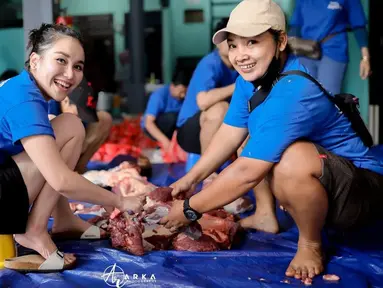 Pedangdut Ayu Ting Ting membagikan momen memotong hewan kurban Idul Adha. Tahun ini, dia berkurban tiga sapi. (Instagram/ayutingting92)