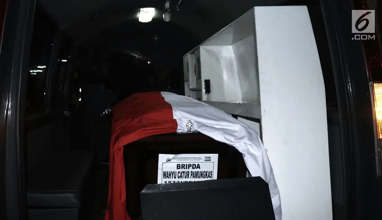 Peti jenazah Bripda Wahyu Catur Pamungkas saat dimasukkan dalam ambulans di RS Polri, Jakarta, Rabu (9/5). Lima jenazah polisi yang gugur dalam rusuh Mako Brimob diambil keluarga untuk disemayamkan. (Merdeka.com/Iqbal Nugroho)