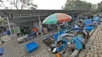 Pedagang ikan hias berjualan di Bursa Pasar Ikan dan Hewan Jatinegara, Jakarta, Jumat (21/6/2019). Sejak Senin (17/6) pedagang ikan hias di Pasar Hewan Jatinegara mulai direlokasi ke Lapangan Jenderal Urip Sumihardjo guna mengembalikan fungsi trotoar. (Liputan6.com/Herman Zakharia)