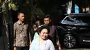 Melengkapi tampilannya dengan membawa mini bag putih. Dengan mengenakan bawahan kain batik.  [Youtube MPR]