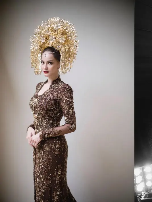 Kebaya yang dikenakan Enzy Storia di momen akad nikahnya juga tak boleh dilewatkan. Ia tampil sangat memukau dalam balutan kebaya megah berwarna cokelat rancangan Didiet Maulana. Kebaya ini dipenuhi beads yang mempercantik penampilannya secara keseluruhan. [Foto: Instagram/enzystoria]