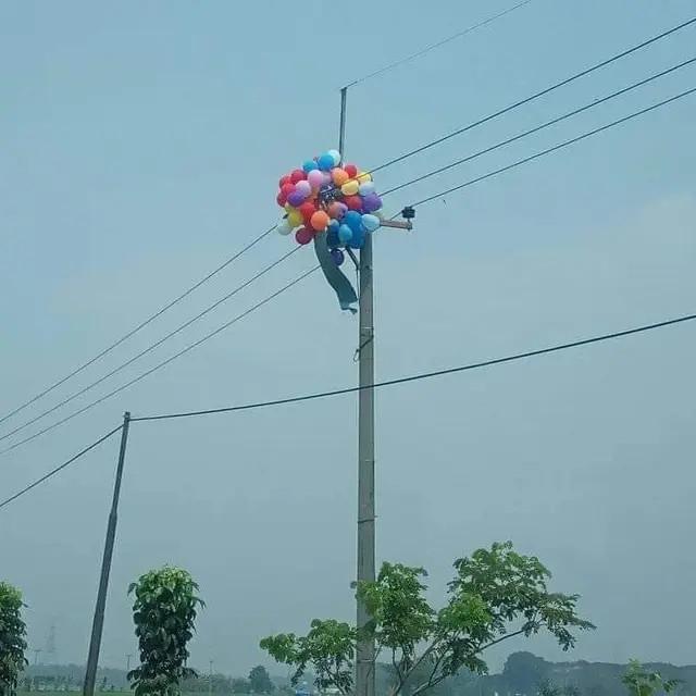 10 Potret Absurd Benda Nyangkut di Kabel Listrik, Ada Jemuran Hingga Mobil