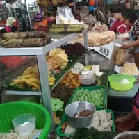 Cabuk Rambak dan Brambang Asem bisa dibeli di Pasar Gede Hardjonagoro Solo (Liputan6.com / Nefri Inge)