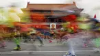 Peserta berlari melewati gerbang Tiananmen saat Beijing International Marathon di Beijing, China, Minggu (20/9/2015). Sekitar 30.000 pelari ikut ambil bagian dalam acara yang berlangsung tiap tahun. (REUTERS/Kim Kyung-Hoon)