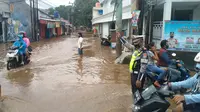 Banjir di Simpang Mampang Jalan Raya Sawangan, Kecamatan Pancoranmas, Kota Depok. (Liputan6.com/Dicky Agung Prihanto).