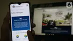 Pekerja melihat informasi mengenai Sukuk Tabungan (ST) Seri ST006 melalui website Kemenkeu di Jakarta, Kamis (7/11/2019). Pemerintah menerbitkan instrumen Surat Berharga Negara (SBN) ritel terakhir tahun 2019 secara daring, yakni Sukuk Tabungan (ST) seri ST006. (Liputan6.com/Angga Yuniar)