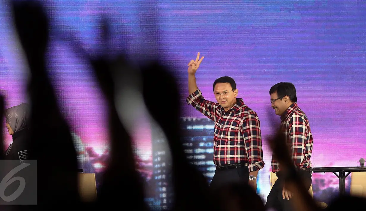 Cagub dan Cawagub DKI Jakarta nomor 2, Ahok - Djarot menyapa undangan dan pendukungnya saat Debat Final Cagub-Cawagub DKI 2017 di Bidakara, Jakarta, Jumat (10/2). (Liputan6.com/Faizal Fanani)