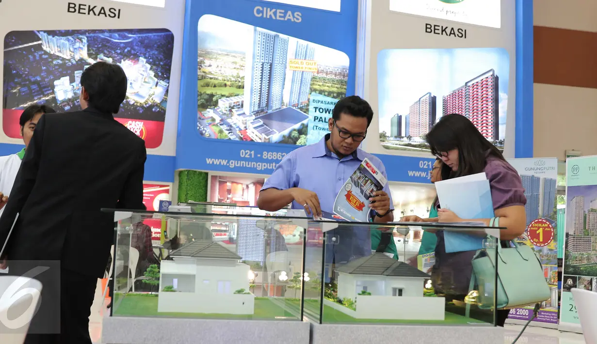 Pengunjung melihat maket perumahan saat pameran Indonesia Properti Expo 2016 di Jakarta, Rabu  (17/2). Penjualan properti tahun ini diprediksi mengalami peningkatan di kisaran 5%-10% jika suku bunga acuan BI turun 50 basis poin (Liputan6.com/Angga Yuniar)