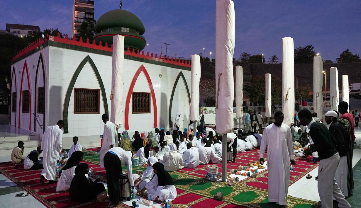 Umat Muslim berkumpul untuk berbuka puasa di bulan suci Ramadan 1447 Hijriah di Dakar, Senegal, Kamis 5 Maret 2026. (AP Photo/Misper Apawu)